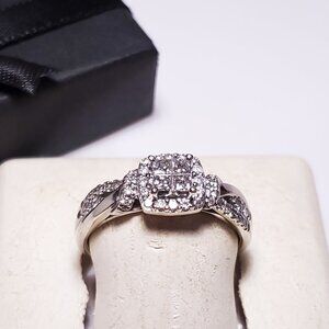 Estate .70ctw Natural Princess/Rd Diamond Halo 10Kt WG twistSide S9.25 Ring22802